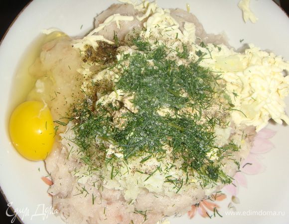 Добавить яйцо, мелко рубленый укроп, манную крупу, поперчить, посолить по вкусу.
