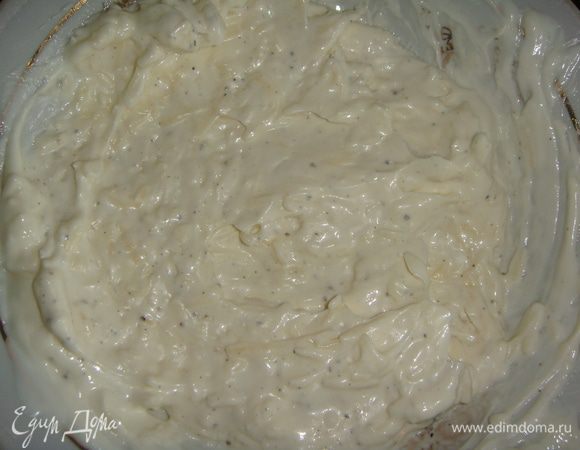 Сыр натереть на терке и смешать с майонезом, поперчить.