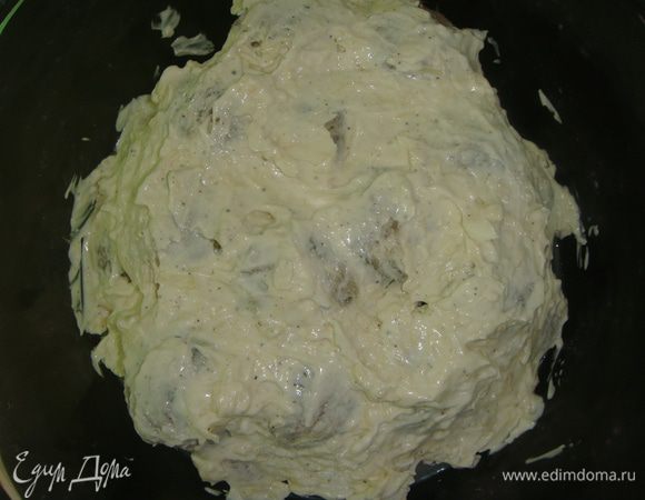 Смазать сверху фрикадельки сырно-майонезным соусом. Поставить форму в разогретую до 190°С духовку на 30 минут. 