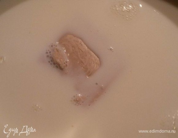В чуть теплом молоке растворить дрожжи.