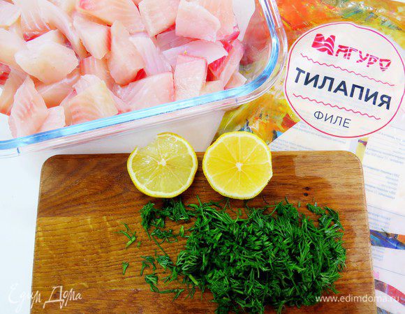 Мелко нарезать укроп, выжать лимонный сок.