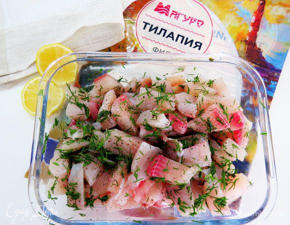 Кусочки рыбы посолить, поперчить, добавить порезанный укроп, полить соком лимона. Убрать в холодильник минут на 30.
