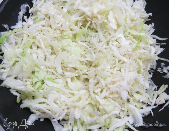 Капусту тонко порезать. 