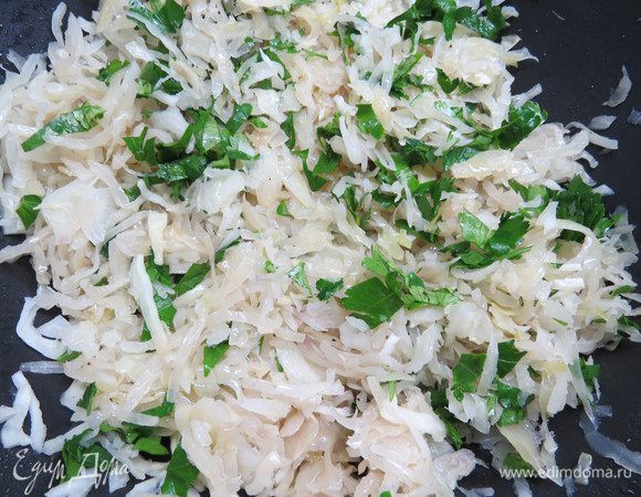 Капусту обжарить на сковороде, в конце жарки добавить петрушку и поставить остывать.
