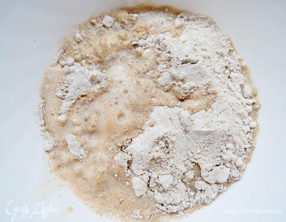 Влить еще 200 мл воды, добавить соль, сахар и ржаную муку, перемешать. Должна получиться опара консистенции жидкой сметаны.