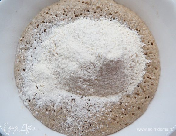 Когда опара поднимется, добавить растительное масло и пшеничную муку, всыпая ее частями. Замесить тесто и оставить подходить в теплом месте минут 30-40. 
