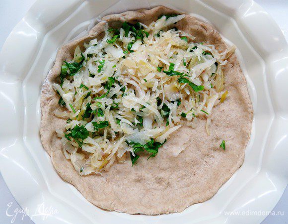 Тесто делим пополам. Одну часть теста раскатываем и выкладываем в форму, у меня диаметром 20 см.