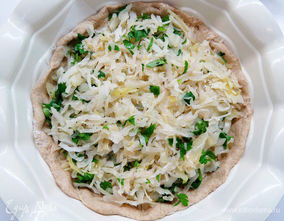 На тесто выкладываем капусту.