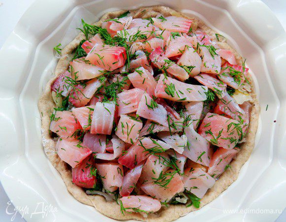 Поверх капусты выкладываем нашу замаринованную рыбку.