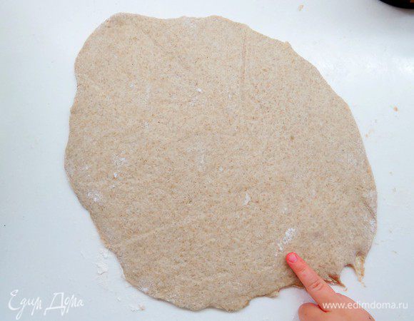 Далее раскатываем второй кусок теста. Тут мне сынок немного помог :)