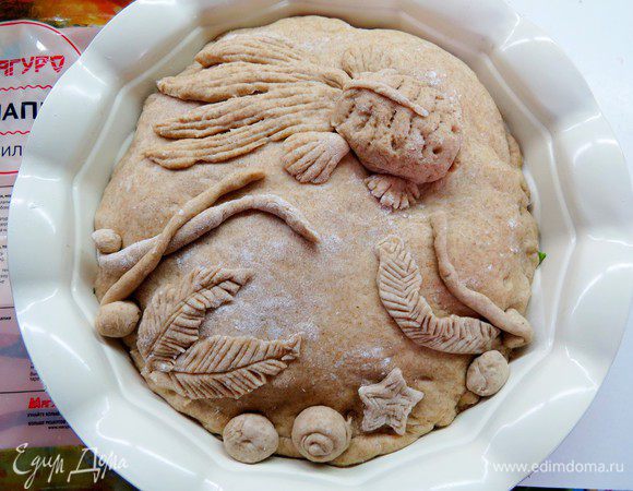 Из остатков теста можно сделать украшения. Я пыталась слепить золотую рыбку. Дать пирогу расстояться, затем выпекать в духовке 35-40 минут при 180°С.
