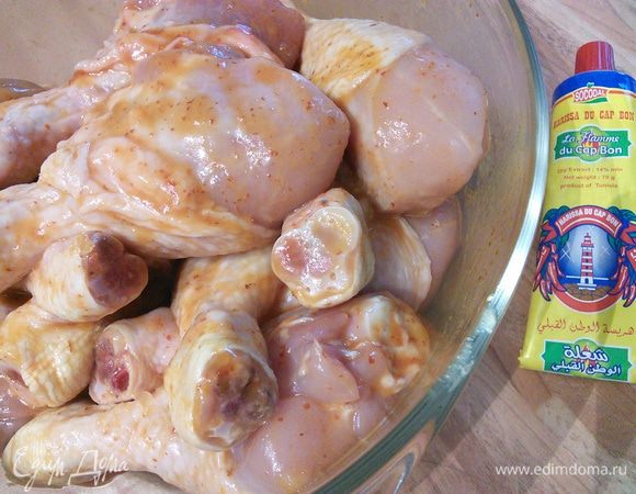 Помытые и обсушенные бумажным полотенцем голени (можно и другие части курицы, общим весом 1,5 кг) поместить в 2/3 от общего количества маринада и поставить мариноваться в холодильник на 4 часа (у меня голени мариновались дольше). 1/3 маринада отложить в сторону. 