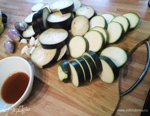 Подготовить овощи: баклажаны и цукини порезать кольцами толщиной в 2 см, чеснок не очищать, а просто помыть, а луком шалотом я заменила отсутствие мелкого белого жемчужного лука. 