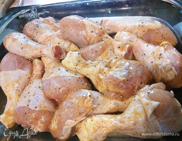 Курицу переложить в форму для запекания, посолить и поперчить по вкусу. 