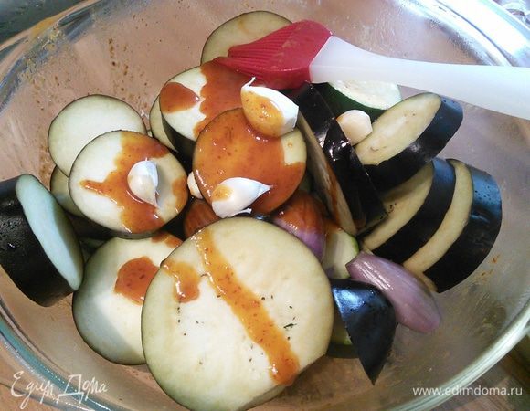 А в ту же посуду, где мариновалось мясо, сложить овощи и перемешать с оставшимся соусом. 