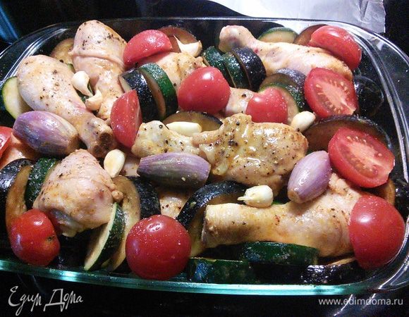 Курицу накрыть фольгой и запекать в заранее разогретой до 180°С духовке 40 мин. Затем разложить овощи и помидоры, посолить и поперчить по вкусу, увеличить температуру до 200°С и допекать уже без фольги 30-40 минут до готовности мяса и овощей.
