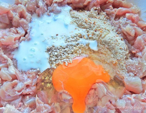 Влить кефир. Вбить яйца.