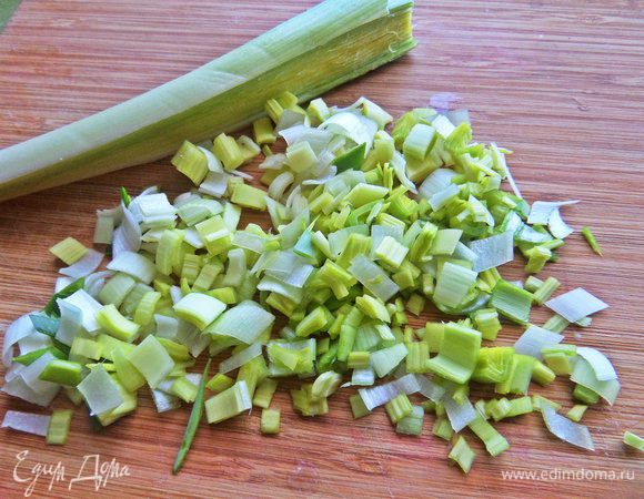 Порей нарубить.