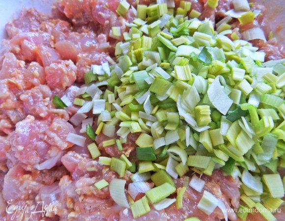 Высыпать к фаршу.