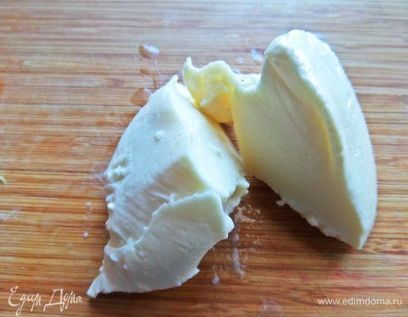 Моцареллу нарезать на кусочки.