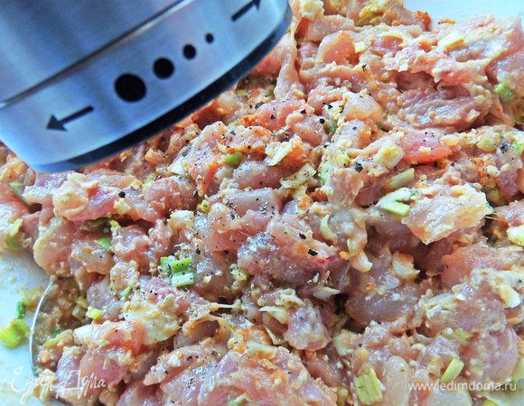 Поперчить. Если приправа не соленая, посолить.