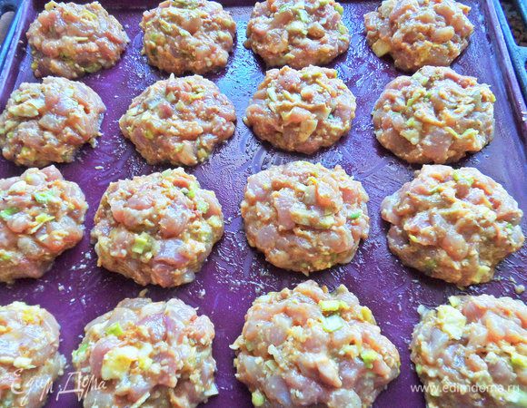 На силиконовом коврике сформировать котлетки с помощью ложек. 16 шт. на выходе получится.