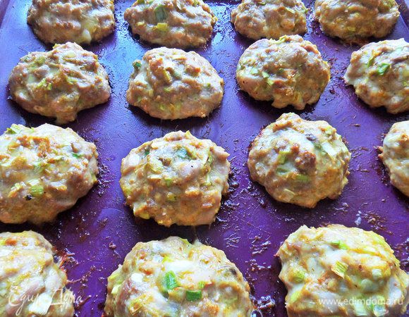 Отправить запекаться при 180°С минут на 20-25, зависит от размера.