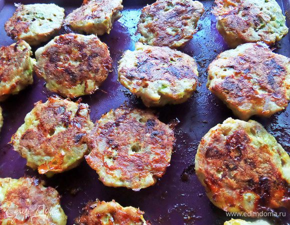 У меня духовка слабо верх печет, поэтому в процессе перевернула котлеты.