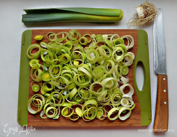 Лук-порей промойте (нам потребуется белая часть стебля).