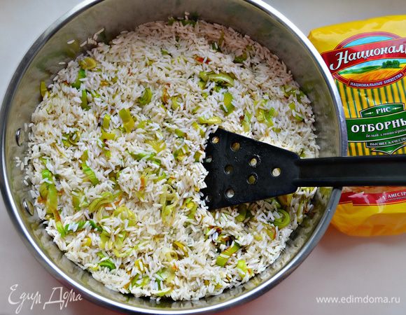 В сотейнике слегка обжарьте на сливочном масле лук порей, добавьте к нему рис и перемешайте.