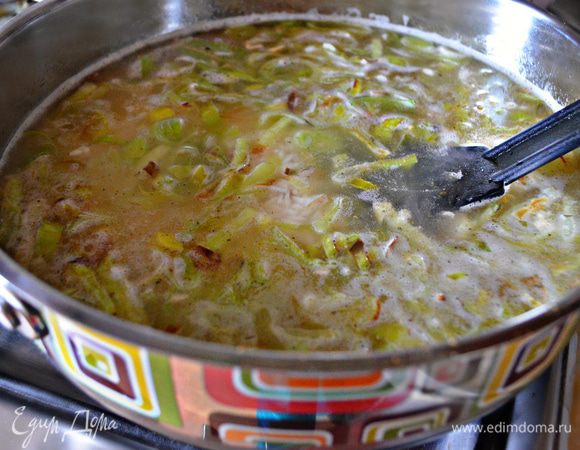 Залейте овощным бульоном, добавьте немного соли, молотые специи и лавровый лист (по окончании готовки его необходимо будет вынуть). Доведите до кипения, закройте крышкой и готовьте в течение 20-30 мин. до готовности риса.