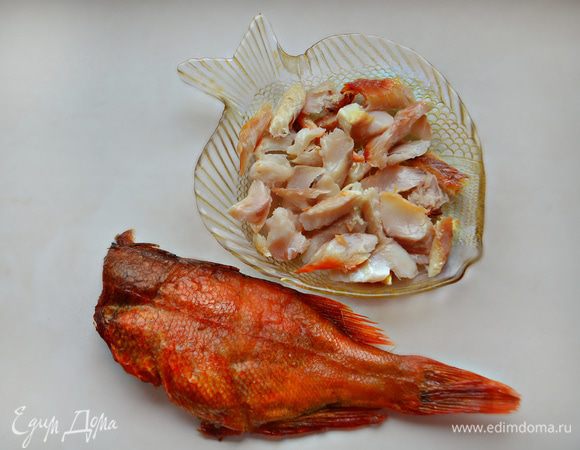 Рыбу (у меня копченый окунь) очистите от кожуры, удалите хребет и кости, разделите на небольшие кусочки. Слишком соленую рыбу замочите в молоке на 10 мин., чтобы ушла лишняя соль.