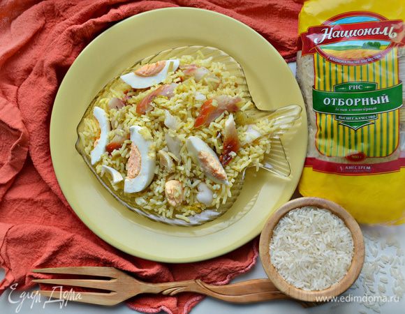 К готовому рису добавьте рыбу и яйца, аккуратно перемешайте. Можно подавать к столу! Приятного вам аппетита!