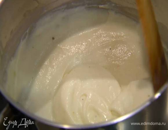 Приготовить соус бешамель: в тяжелой кастрюле растопить сливочное масло, добавить муку и прожаривать ее пару минут, затем влить теплое молоко и, непрерывно перемешивая, заварить массу, всыпать щепотку мускатный орех, и, помешивая, прогревать на небольшом огне, пока масса не станет однородной. Снять кастрюлю с огня и продолжить вымешивать соус еще некоторое время.