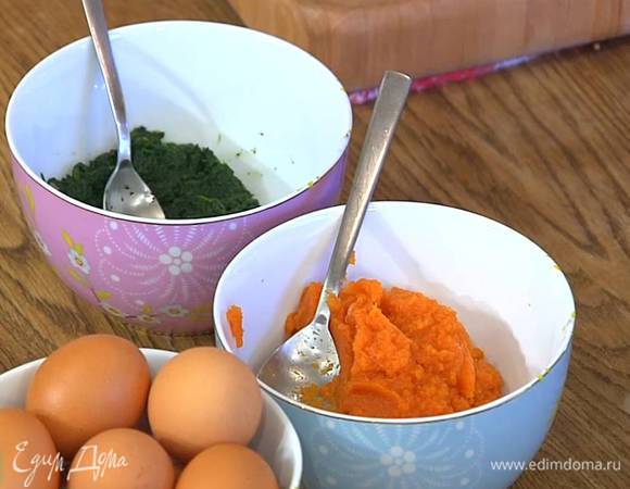 Шпинат опустить на несколько минут в кипящую воду, затем откинуть на дуршлаг, отжать листья от лишней влаги и измельчить в блендере, не смешивая с морковью.