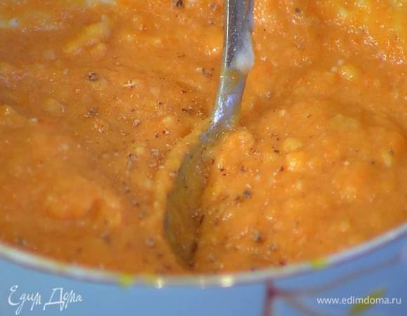 К измельченной моркови добавить половину натертого сыра, яйцо, половину соуса бешамель, немного соли, перца и мускатный орех, все перемешать.