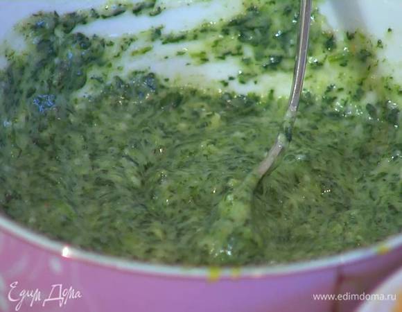 К шпинату добавить оставшийся сыр, яйцо и бешамель, посолить, поперчить и перемешать.