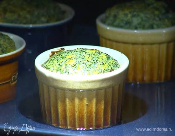 Поместить противень в разогретую духовку, влить горячую воду так, чтобы формы на треть были погружены в жидкость, и выпекать 25‒30 минут.