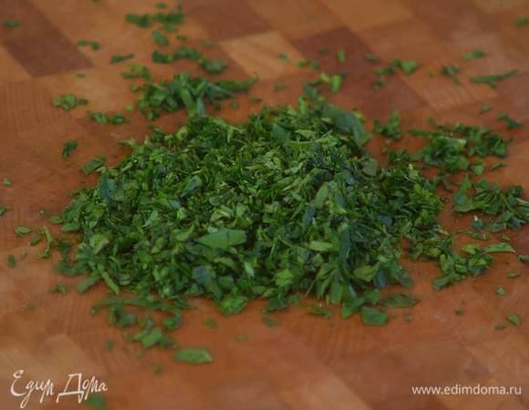 Петрушку порубить очень мелко.