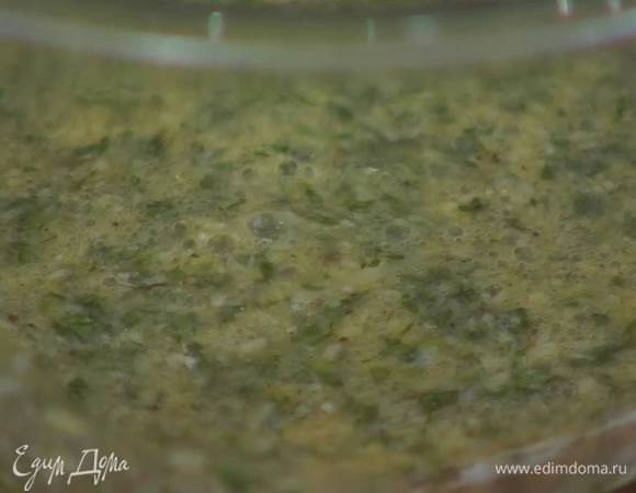 Яйца соединить с натертым сыром и петрушкой, посолить, поперчить и перемешать.