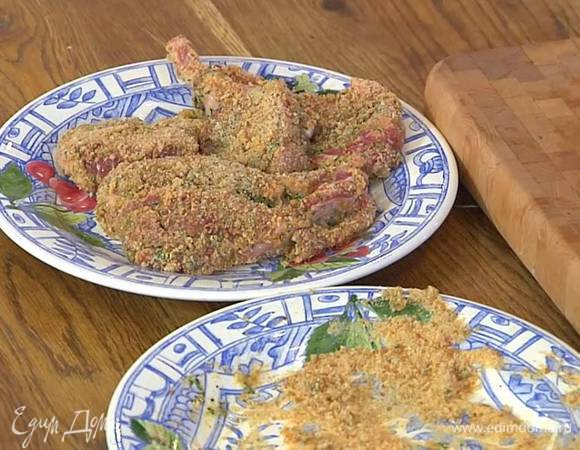 Отбивные обмакнуть в сырно-яичную массу и обвалять со всех сторон в панировочных сухарях.