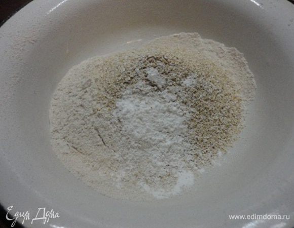 Соединить все сухие ингредиенты: просеянную овсяную муку, овсяные отруби, соль, разрыхлитель.