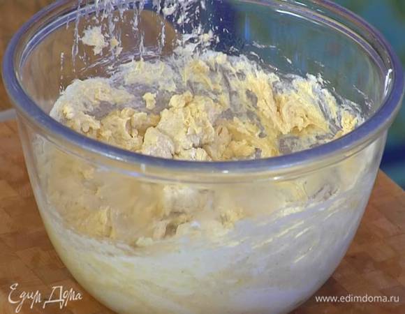 В сахарно-сливочную массу всыпать 140 г муки, вымешать нежное тесто и разделить его на две части.