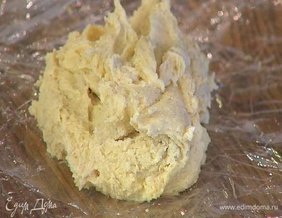 В одну часть теста вмешать 1 ст. ложку муки, в другую — какао, завернуть по отдельности в пищевую пленку и отправить в холодильник на 30 минут.