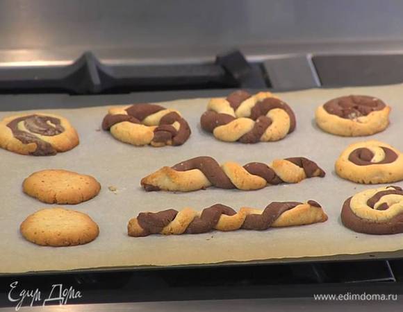Выложить печенье на противень, выстеленный бумагой для выпечки, и выпекать в разогретой духовке 10‒15 минут.