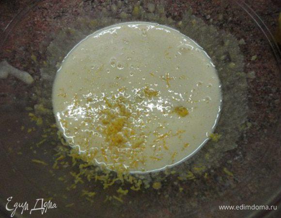 Можно целые яйца взбить с сахаром, но я обычно разделяю их и взбиваю отдельно. Желтки взбить с сахаром и соединить с цедрой, добавить сметану и соду, гашеную лимонным соком (если сметана без кислинки).