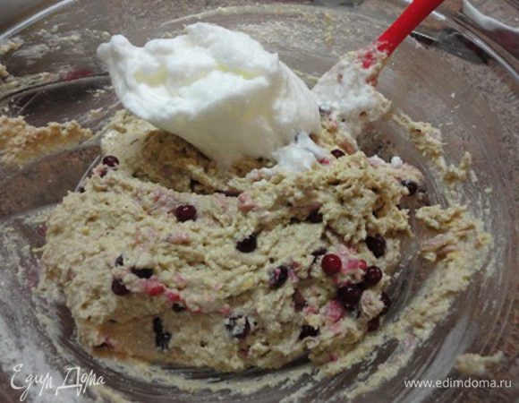 Белки взбить в крепкую пену и частями осторожно ввести в тесто.