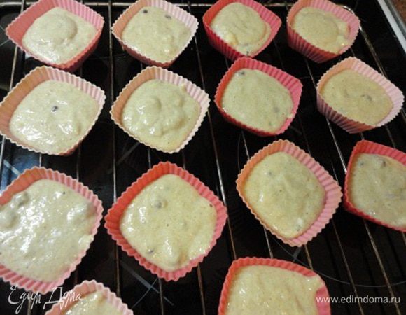 Разложить по формочкам (у меня получилось 16 штук) и выпекать 25–30 минут при температуре 180°С.