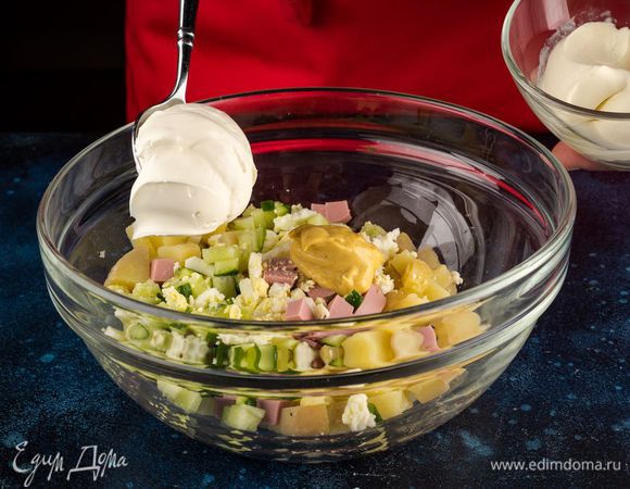 Смешайте в кастрюле все ингредиенты, добавьте сметану, горчицу, соль, перец и хорошо размешайте.