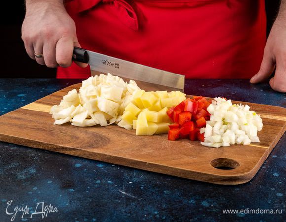 Нарежьте все овощи.